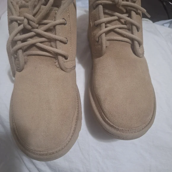 Women's Uggs size 9 - Picture 1 of 7